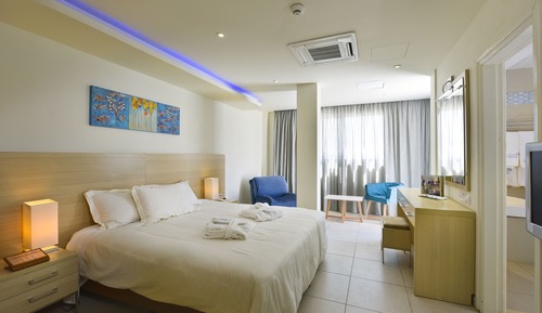 Inland View Swim up Pool Room