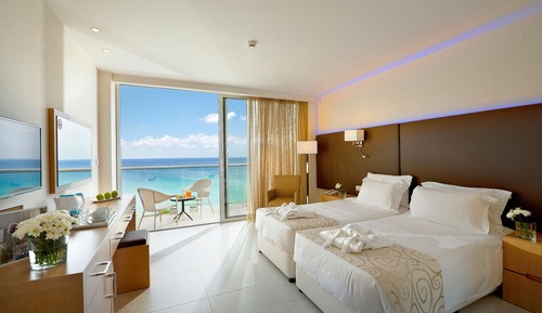 Habitación superior con 1 cama doble o 2 individuales, vistas al mar