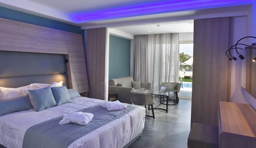 Suite Grand, vistas parciales al mar (Private Pool and Jacuzzi)