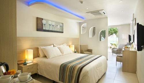 Side Sea View Swim up Pool Family Suite