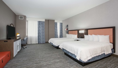 Two Queen Accessible Room with Roll in Shower (Mobility and Hearing)