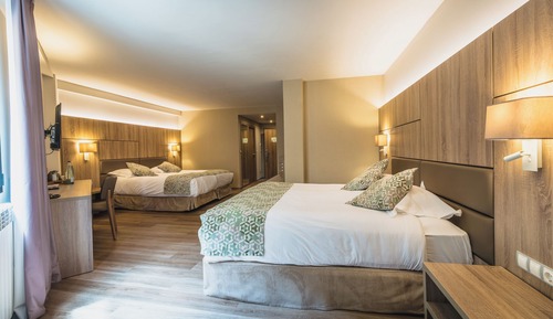 Habitación cuádruple familiar, varias camas, baño privado