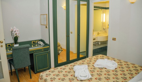 Habitación clásica con 1 cama doble o 2 individuales, 1 cama doble o 2 individuales, baño privado