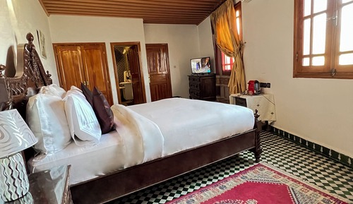 Suite, baño privado, vistas a la ciudad (Ambre)