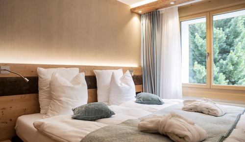 Habitación básica con 2 camas individuales