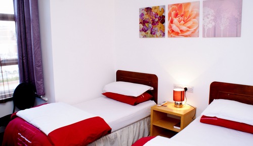 Habitación con 2 camas individuales, baño privado