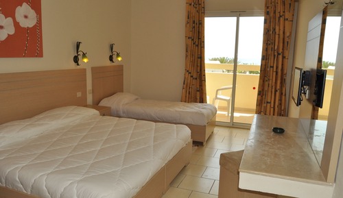 Habitación triple, vistas al jardín