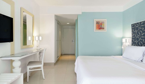 Habitación con 2 camas individuales, vistas parciales al mar