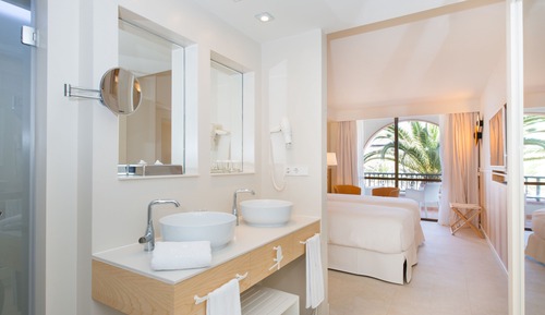 Habitación con 1 cama doble o 2 individuales, vistas parciales al mar