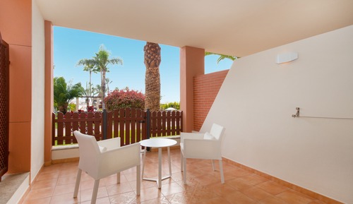 Habitación con 1 cama doble o 2 individuales, vistas al jardín