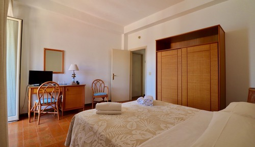 Habitación estándar doble, balcón, vistas a la colina