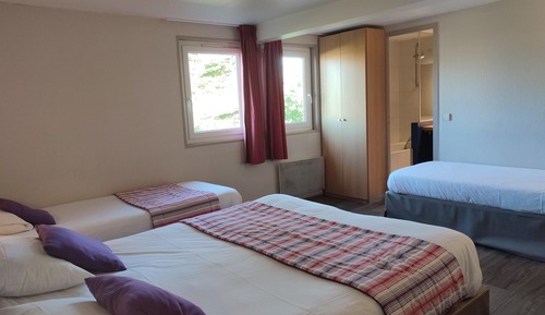Habitación, varias camas