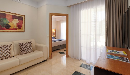 Suite, balcón, vistas a la piscina (2 Adults and 1 Child)