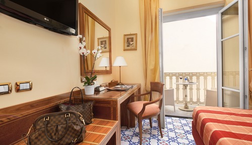 Habitación clásica con 1 cama doble o 2 individuales, balcón