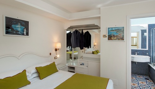 Habitación clásica con 1 cama doble o 2 individuales, junto a la piscina