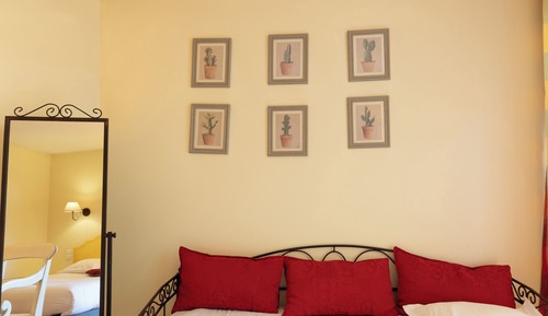 Habitación estándar, varias camas, patio (30SQM, Flatscreen TV)