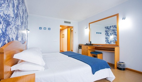 Habitación con 2 camas individuales, vistas parciales al mar
