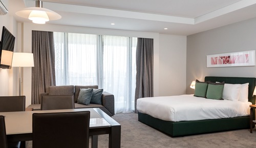 Suite estudio, balcón (Airport Facing)