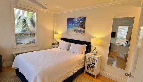 Estudio superior, 1 cama de matrimonio, frigorífico y microondas, vistas al jardín