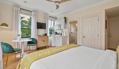 Estudio Confort, 1 cama de matrimonio grande, cocina básica, en esquina