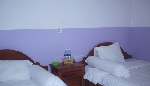 Habitación básica con 2 camas individuales