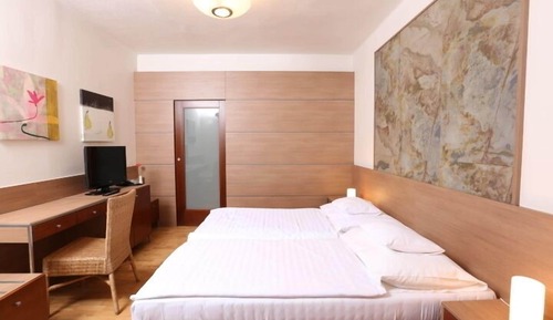 Habitación estándar con 1 cama doble o 2 individuales, 2 camas de matrimonio, vistas a la colina