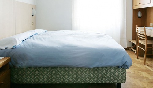 Habitación estándar con 1 cama doble o 2 individuales, baño privado, vistas a la montaña