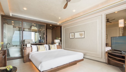 Beachfront Club Pool Suite
