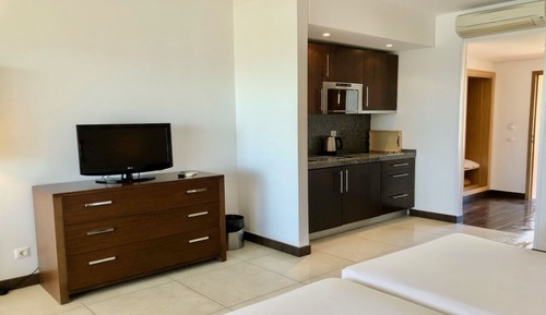 Estudio, vistas al jardín