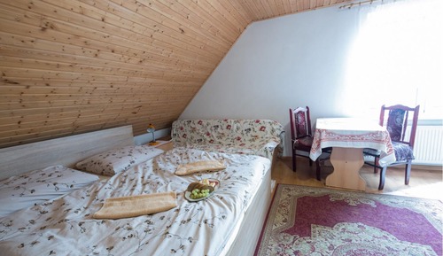 Habitación estándar con 2 camas individuales, baño compartido, vistas a la montaña