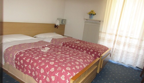 Habitación estándar con 1 cama doble o 2 individuales, balcón