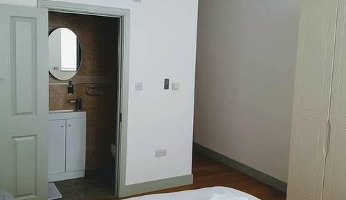 Habitación con 1 cama doble o 2 individuales, baño privado