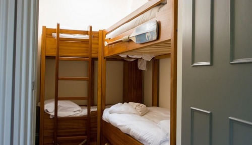 Habitación de lujo doble, baño privado (King Bed and Bunk Bed)