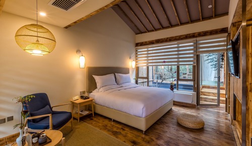 Habitación de diseño, bañera de hidromasaje