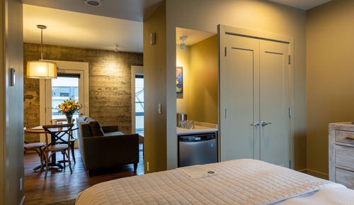 Suite estudio, 1 cama de matrimonio con sofá cama, cocina básica, en la zona del patio