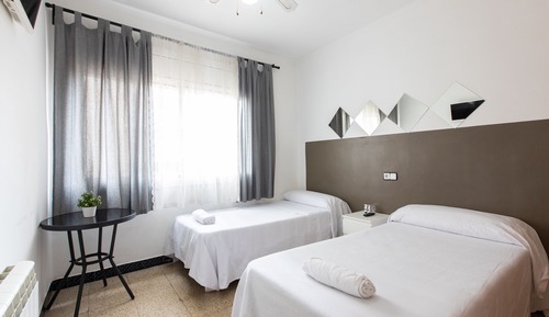 Habitación básica con 2 camas individuales, baño compartido