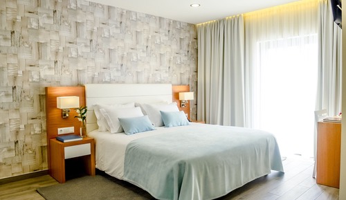 Habitación superior con 1 cama doble o 2 individuales, balcón, vistas a la piscina (9)