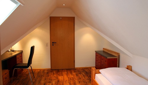Habitación básica con 2 camas individuales, accesible para personas con discapacidad, no fumadores