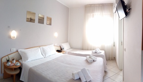 Habitación triple clásica, vistas al jardín (with window)
