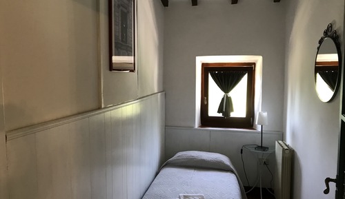 Apartamento familiar, 2 habitaciones, cocina básica, en una planta alta