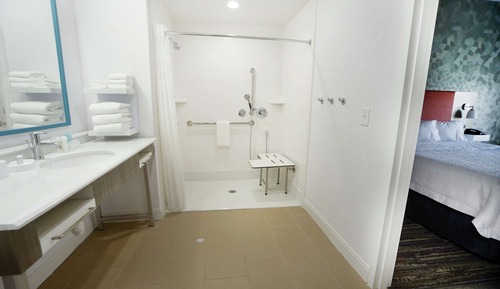 Estudio, 1 cama de matrimonio grande, accesible para personas con discapacidad (Roll-In Shower)