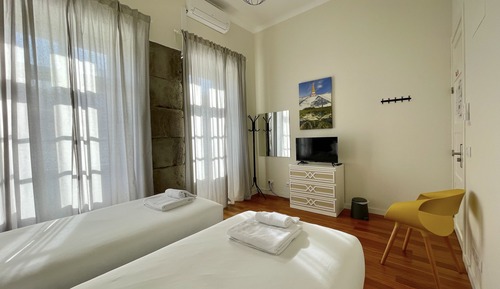 Habitación estándar con 1 cama doble o 2 individuales, balcón, vistas a la ciudad