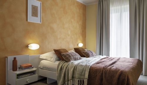 Habitación básica con 1 cama doble o 2 individuales, balcón