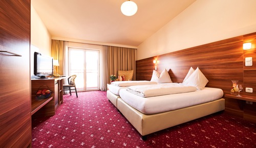 Habitación Confort doble, 1 cama de matrimonio grande, balcón