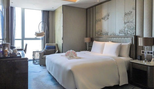 Habitación superior, 1 cama de matrimonio grande, vistas a la ciudad