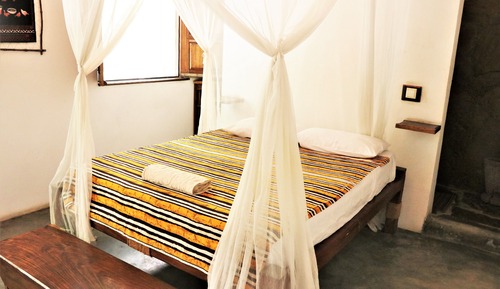 Habitación económica doble, balcón, vistas parciales al mar (Ingrid)