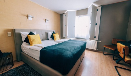 Habitación básica con 2 camas individuales