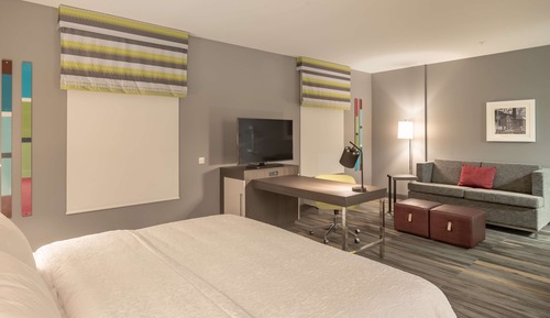 Estudio, 1 cama de matrimonio grande, frigorífico y microondas (Wet Bar)