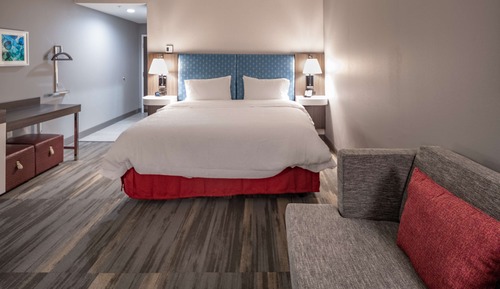 Habitación, 1 cama de matrimonio grande con sofá cama, frigorífico y microondas (Hearing)