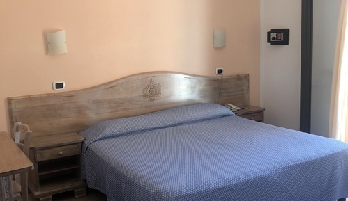Habitación doble, 1 cama de matrimonio, vistas parciales al mar